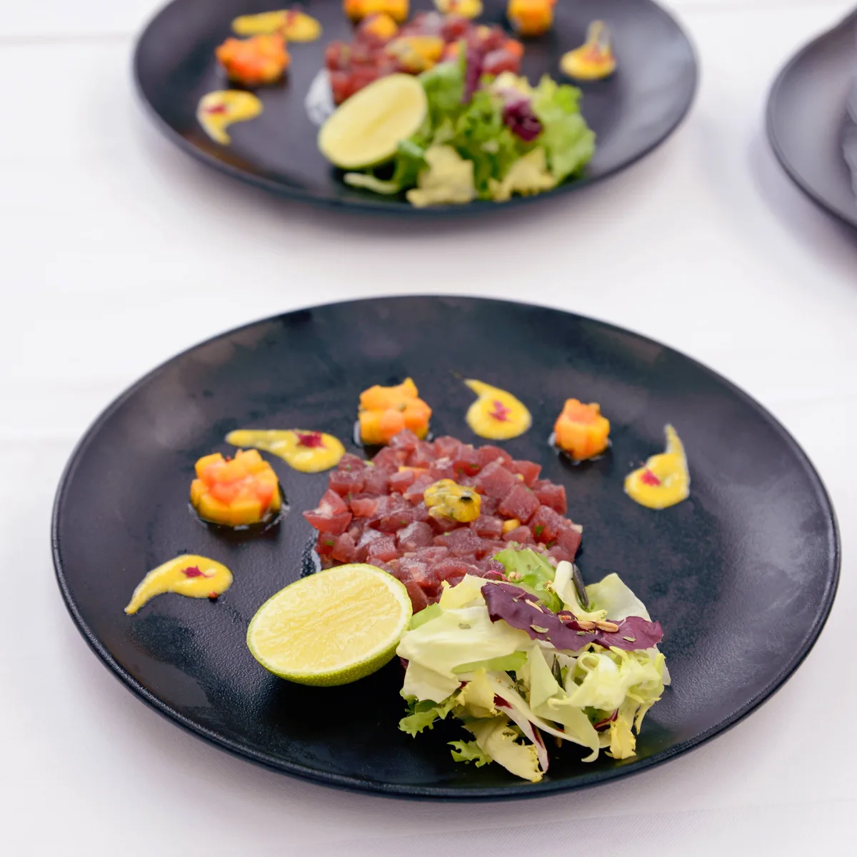 Tartare de thon, légumes et agrumes