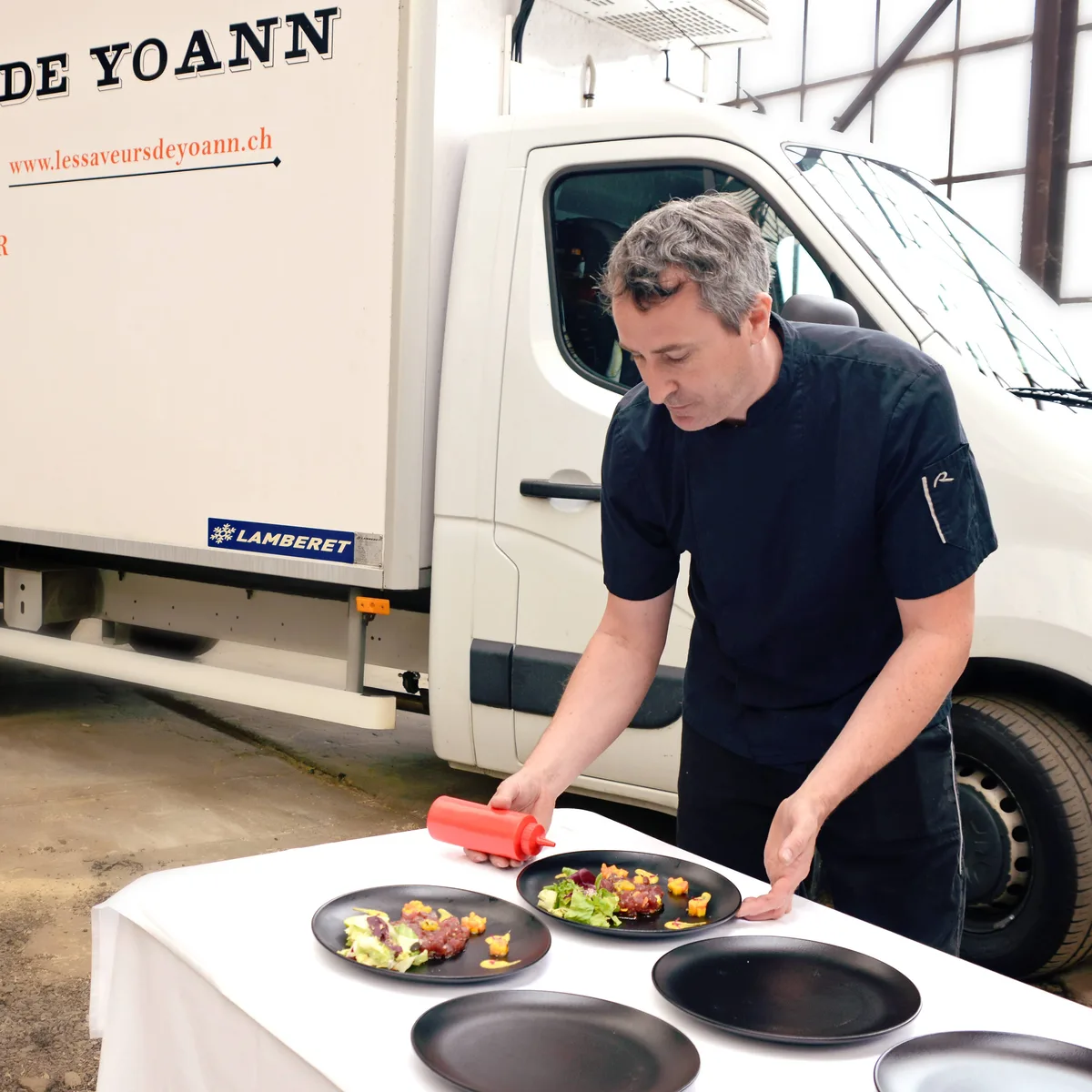 Yoann, traiteur à Monthey, devant son camion